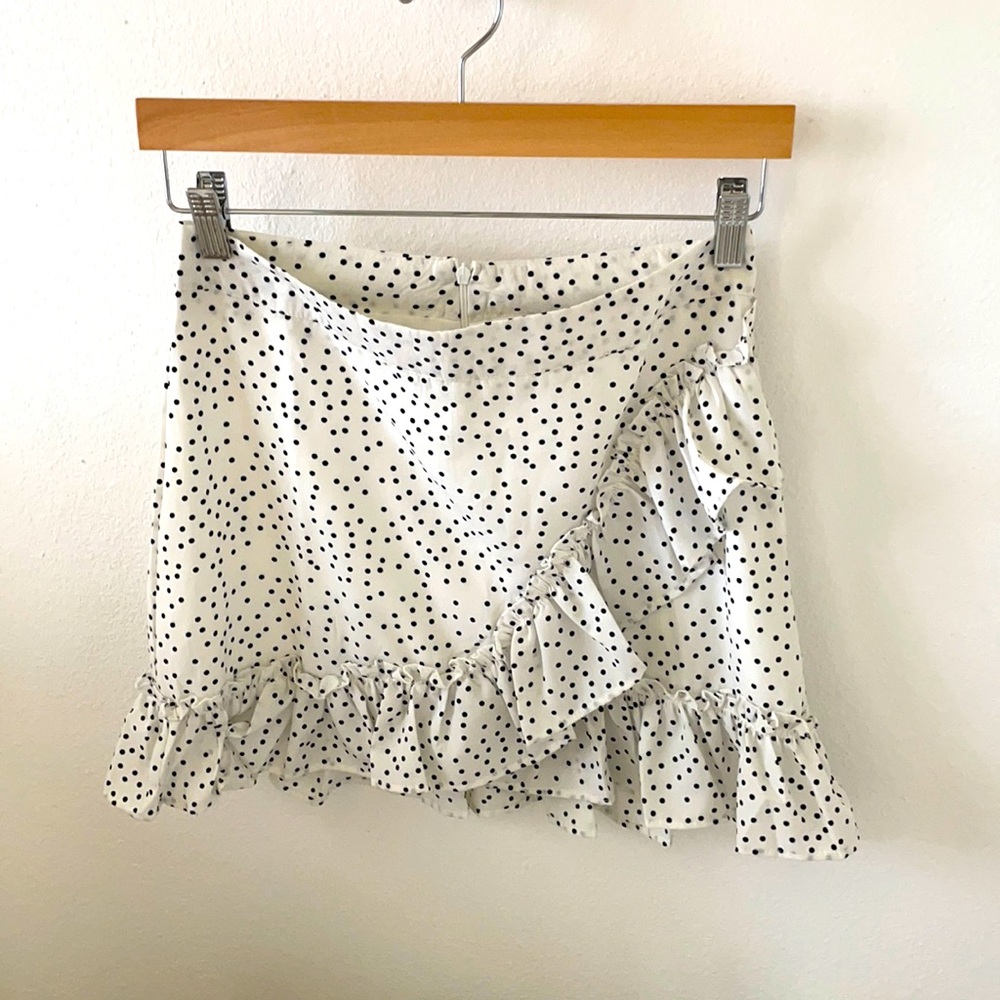 WHITE AND BLACK POKA DOT SKIRT